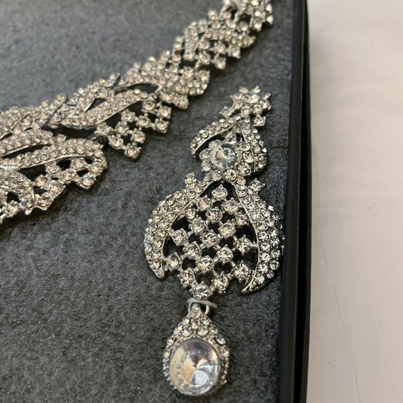 Touchstone Indian Bollywood Crystal Necklace Earrings Set - Picture 9 of 17